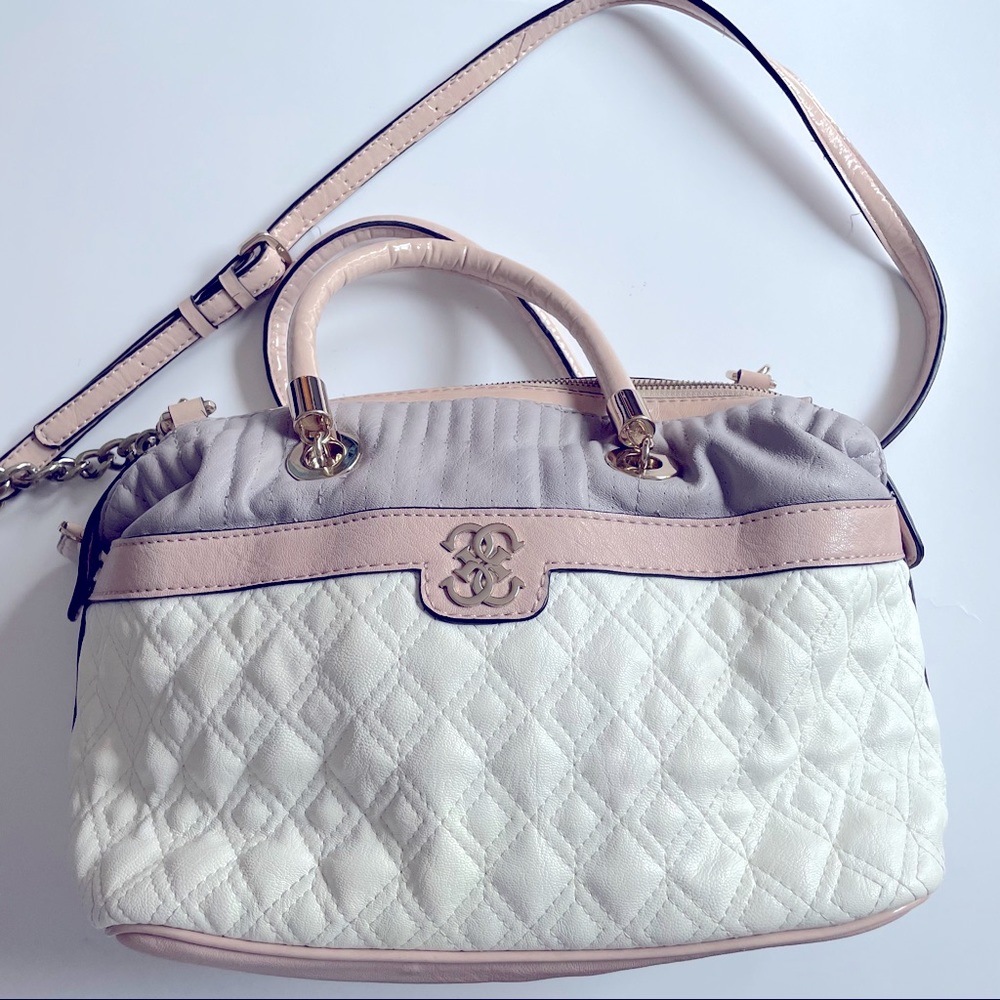 Guess handbag/crossbody purse m/l in great used condition gray/white/pink